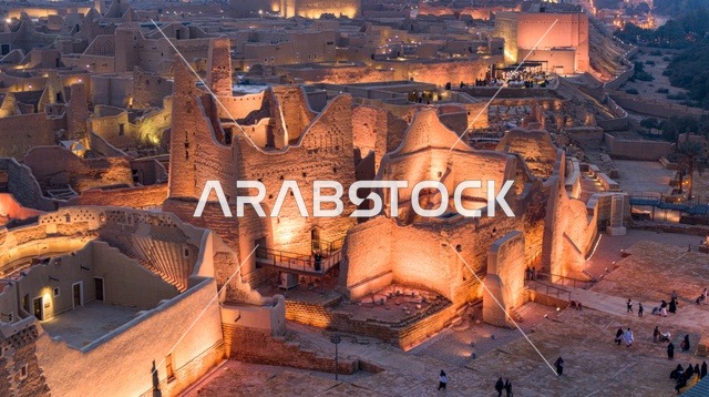 المباني الأثرية والبيوت الطينية في حي الطريف في الدرعية القديمة، صورة درون لمعالم أثرية تاريخية مشهورة في الرياض، تأسيس الدولة السعودية الأولى 1727م، جذب واستقطاب السياح من انحاء العالم، الفن الهندسي المعماري على الطراز القديم، مكان سياحي تراثي في السعودية