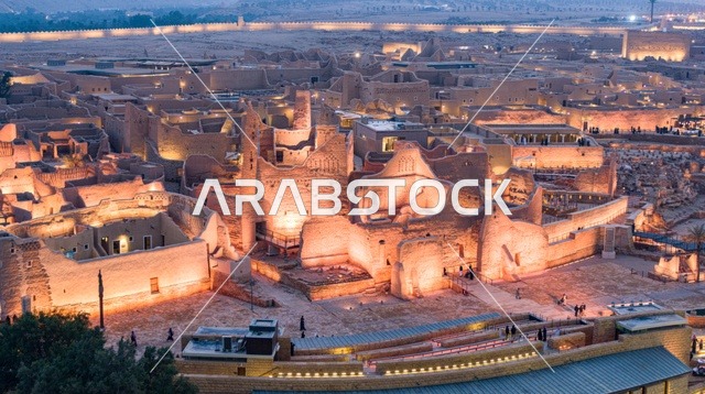 المباني الأثرية والبيوت الطينية في حي الطريف في الدرعية القديمة، صورة درون لمعالم أثرية تاريخية مشهورة في الرياض، تأسيس الدولة السعودية الأولى 1727م، جذب واستقطاب السياح من انحاء العالم، الفن الهندسي المعماري على الطراز القديم، مكان سياحي تراثي في السعودية