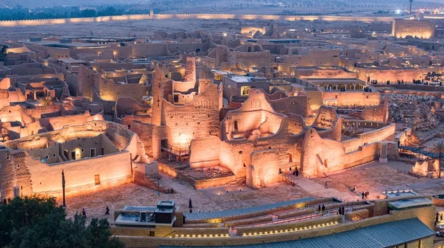 المباني الأثرية والبيوت الطينية في حي الطريف في الدرعية القديمة، صورة درون لمعالم أثرية تاريخية مشهورة في الرياض، تأسيس الدولة السعودية الأولى 1727م، جذب واستقطاب السياح من انحاء العالم، الفن الهندسي المعماري على الطراز القديم، مكان سياحي تراثي في السعودية المباني الأثرية والبيوت الطينية في حي الطريف في الدرعية القديمة، صورة درون لمعالم أثرية تاريخية مشهورة في الرياض، تأسيس الدولة السعودية الأولى 1727م، جذب واستقطاب السياح من انحاء العالم، الفن الهندسي المعماري على الطراز القديم، مكان سياحي تراثي في السعودية