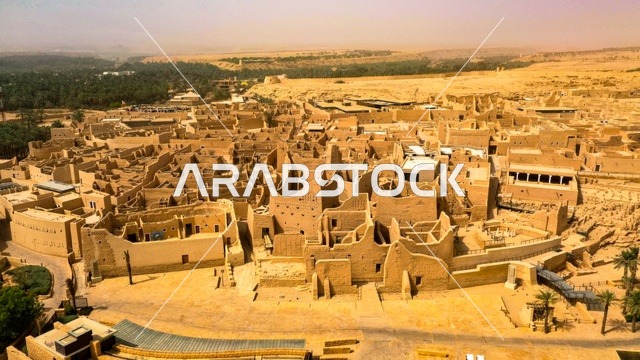 جذب واستقطاب السياح من انحاء العالم، المباني الأثرية والبيوت الطينية في حي الطريف في الدرعية القديمة، صورة درون لمعالم أثرية تاريخية مشهورة في الرياض، تأسيس الدولة السعودية الأولى 1727م، الفن الهندسي المعماري على الطراز القديم، مكان سياحي تراثي في السعودية