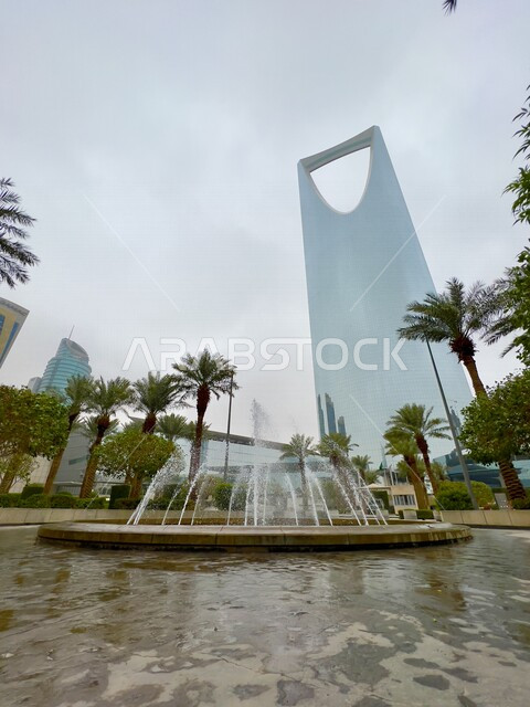 صورة لبرج المملكة في مدينة الرياض بالمملكة العربية السعودية في فصل الشتاء ، جمال مدينة الرياض ، برج المملكة ، الفن الهندسي المعماري في السعودية ، أبراج الرياض ، السياحة في السعودية ، معالم مشهورة في الرياض ، جمال السماء والمناظر الطبيعية الخلابة بالسعودية