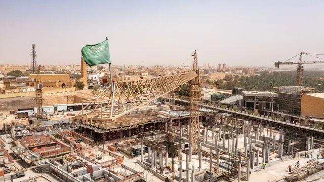 جذب واستقطاب السياح من انحاء العالم، المباني الأثرية والبيوت الطينية في حي الطريف في الدرعية القديمة، صورة درون لمعالم أثرية تاريخية مشهورة في الرياض، تأسيس الدولة السعودية الأولى 1727م، الفن الهندسي المعماري على الطراز القديم، مكان سياحي تراثي في السعودية