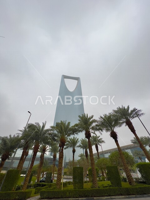 A picture of the Kingdom Tower in Riyadh, Saudi Arabia in the winter, the beauty of Riyadh, the Kingdom Tower, the architectural art in Saudi Arabia, Riyadh towers, tourism in Saudi Arabia, famous landmarks in Riyadh, the beauty of the sky and the scenic 
