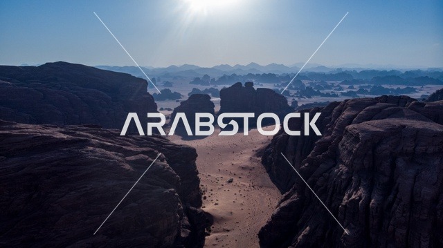 الصحاري والبيئة الجبلية والمرتفعات في المملكة العربية السعودية، صورة لجبل السفينة في منطقة بجدة نيوم شمال غرب المملكة العربية السعودية ، مناظر طبيعية للرمال الذهبية ، جبال ذات تشكيلات صخرية جذابة في تبوك ، معالم حضارية سياحية في المملكة العربية السعودية .