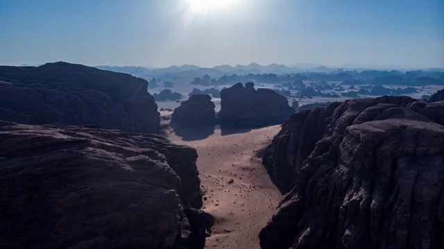 الصحاري والبيئة الجبلية والمرتفعات في المملكة العربية السعودية، صورة لجبل السفينة في منطقة بجدة نيوم شمال غرب المملكة العربية السعودية ، مناظر طبيعية للرمال الذهبية ، جبال ذات تشكيلات صخرية جذابة في تبوك ، معالم حضارية سياحية في المملكة العربية السعودية .