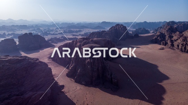 الصحاري والبيئة الجبلية والمرتفعات في المملكة العربية السعودية، صورة لجبل السفينة في منطقة بجدة نيوم شمال غرب المملكة العربية السعودية ، مناظر طبيعية للرمال الذهبية ، جبال ذات تشكيلات صخرية جذابة في تبوك ، معالم حضارية سياحية في المملكة العربية السعودية .