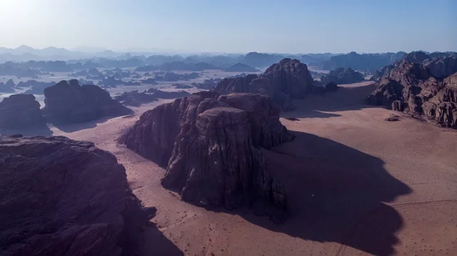 الصحاري والبيئة الجبلية والمرتفعات في المملكة العربية السعودية، صورة لجبل السفينة في منطقة بجدة نيوم شمال غرب المملكة العربية السعودية ، مناظر طبيعية للرمال الذهبية ، جبال ذات تشكيلات صخرية جذابة في تبوك ، معالم حضارية سياحية في المملكة العربية السعودية .