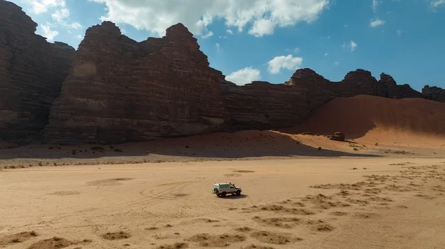 مشاهد طبيعية للرمال الذهبية ، الصحاري والبيئة الجبلية والمرتفعات في المملكة العربية السعودية، صورة لجبل السفينة في منطقة بجدة نيوم شمال غرب المملكة العربية السعودية ، جبال ذات تشكيلات صخرية جذابة في تبوك ، معالم حضارية سياحية في المملكة العربية السعودية .