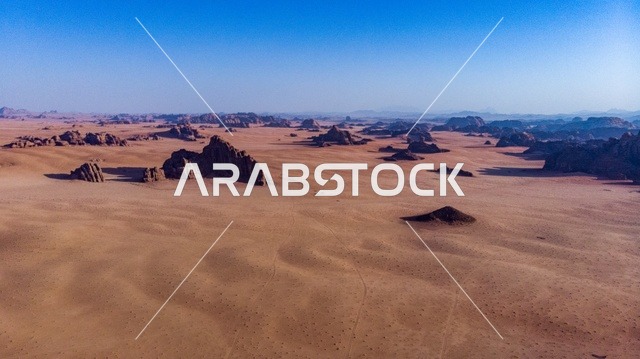 مشاهد طبيعية للرمال الذهبية ، الصحاري والبيئة الجبلية والمرتفعات في المملكة العربية السعودية، صورة لجبل السفينة في منطقة بجدة نيوم شمال غرب المملكة العربية السعودية ، جبال ذات تشكيلات صخرية جذابة في تبوك ، معالم حضارية سياحية في المملكة العربية السعودية .
