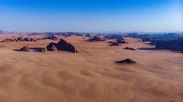مشاهد طبيعية للرمال الذهبية ، الصحاري والبيئة الجبلية والمرتفعات في المملكة العربية السعودية، صورة لجبل السفينة في منطقة بجدة نيوم شمال غرب المملكة العربية السعودية ، جبال ذات تشكيلات صخرية جذابة في تبوك ، معالم حضارية سياحية في المملكة العربية السعودية .