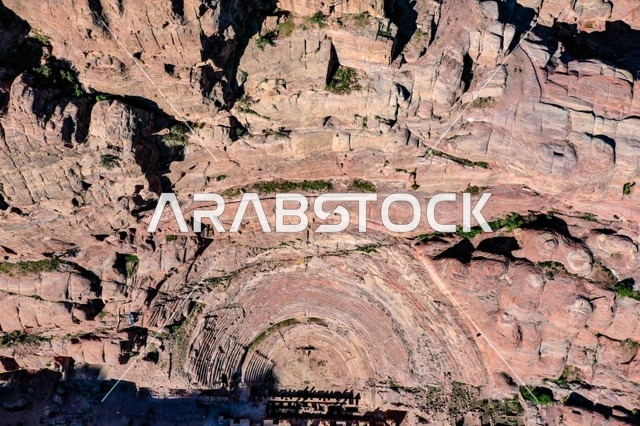 جبال ذات تشكيلات صخرية جذابة في تبوك ، مشاهد طبيعية للرمال الذهبية ، الصحاري والبيئة الجبلية والمرتفعات في المملكة العربية السعودية، صورة لجبل السفينة في منطقة بجدة نيوم شمال غرب المملكة العربية السعودية ، معالم حضارية سياحية في المملكة العربية السعودية .