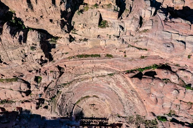 جبال ذات تشكيلات صخرية جذابة في تبوك ، مشاهد طبيعية للرمال الذهبية ، الصحاري والبيئة الجبلية والمرتفعات في المملكة العربية السعودية، صورة لجبل السفينة في منطقة بجدة نيوم شمال غرب المملكة العربية السعودية ، معالم حضارية سياحية في المملكة العربية السعودية .