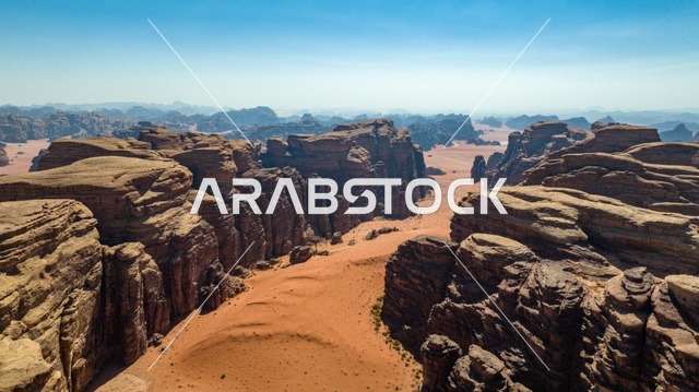 جبال ذات تشكيلات صخرية جذابة في تبوك ، مشاهد طبيعية للرمال الذهبية ، الصحاري والبيئة الجبلية والمرتفعات في المملكة العربية السعودية، صورة لجبل السفينة في منطقة بجدة نيوم شمال غرب المملكة العربية السعودية ، معالم حضارية سياحية في المملكة العربية السعودية .