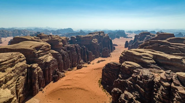 جبال ذات تشكيلات صخرية جذابة في تبوك ، مشاهد طبيعية للرمال الذهبية ، الصحاري والبيئة الجبلية والمرتفعات في المملكة العربية السعودية، صورة لجبل السفينة في منطقة بجدة نيوم شمال غرب المملكة العربية السعودية ، معالم حضارية سياحية في المملكة العربية السعودية .