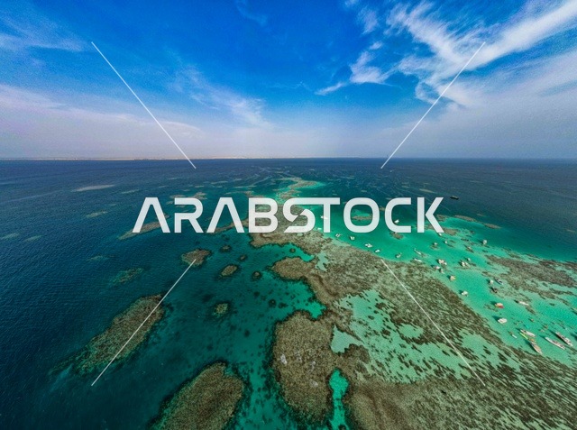 صورة جوية لجزيرة سندالة في مشروع نيوم شمال غرب السعودية، مياه البحر الأحمر الفيروزية تحيط بالجزيرة ذات الشواطئ البيضاء، جذب واستقطاب السياح من انحاء العالم ، التصميم العصري لمنتجعات سندالة ومراسي اليخوت، أنشطة صيفية ترفيهية، منظ طبيعي يجمع بين الفخامة والهدوء