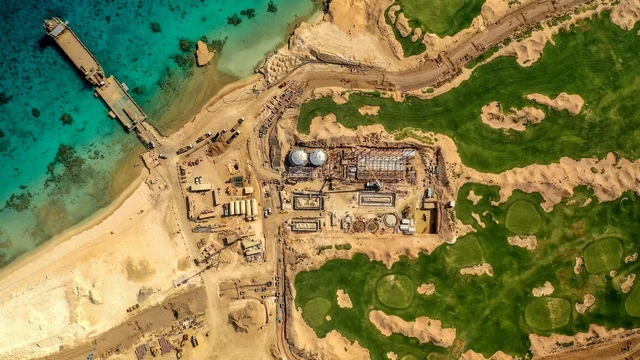 مياه البحر الأحمر الفيروزية تحيط بالجزيرة ذات الشواطئ البيضاء، صورة جوية لجزيرة سندالة في مشروع نيوم شمال غرب السعودية، جذب واستقطاب السياح من انحاء العالم ، التصميم العصري لمنتجعات سندالة ومراسي اليخوت، أنشطة صيفية ترفيهية، منظ طبيعي يجمع بين الفخامة والهدوء