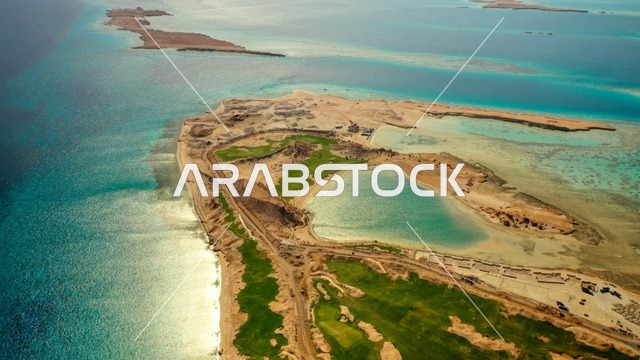 مياه البحر الأحمر الفيروزية تحيط بالجزيرة ذات الشواطئ البيضاء، صورة جوية لجزيرة سندالة في مشروع نيوم شمال غرب السعودية، جذب واستقطاب السياح من انحاء العالم ، التصميم العصري لمنتجعات سندالة ومراسي اليخوت، أنشطة صيفية ترفيهية، منظ طبيعي يجمع بين الفخامة والهدوء