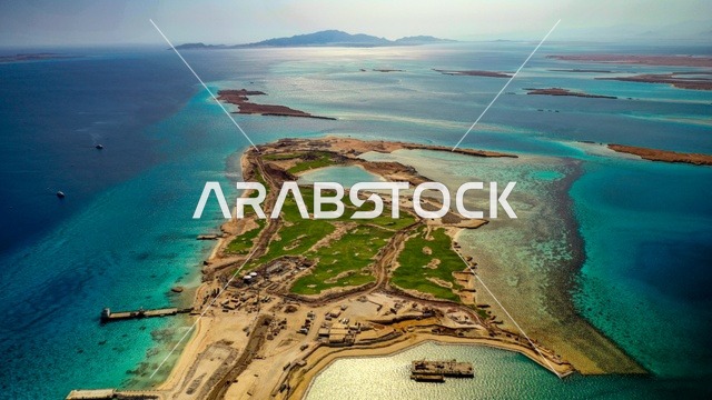 جذب واستقطاب السياح من انحاء العالم ، مياه البحر الأحمر الفيروزية تحيط بالجزيرة ذات الشواطئ البيضاء، صورة جوية لجزيرة سندالة في مشروع نيوم شمال غرب السعودية، التصميم العصري لمنتجعات سندالة ومراسي اليخوت، أنشطة صيفية ترفيهية، منظ طبيعي يجمع بين الفخامة والهدوء