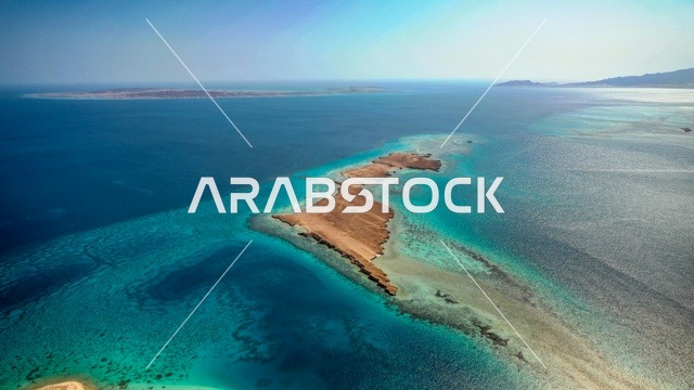 أنشطة صيفية ترفيهية، التصميم العصري لمنتجعات سندالة ومراسي اليخوت،  جذب واستقطاب السياح من انحاء العالم ، مياه البحر الأحمر الفيروزية تحيط بالجزيرة ذات الشواطئ البيضاء، صورة جوية لجزيرة سندالة في مشروع نيوم شمال غرب السعودية، منظ طبيعي يجمع بين الفخامة والهدوء