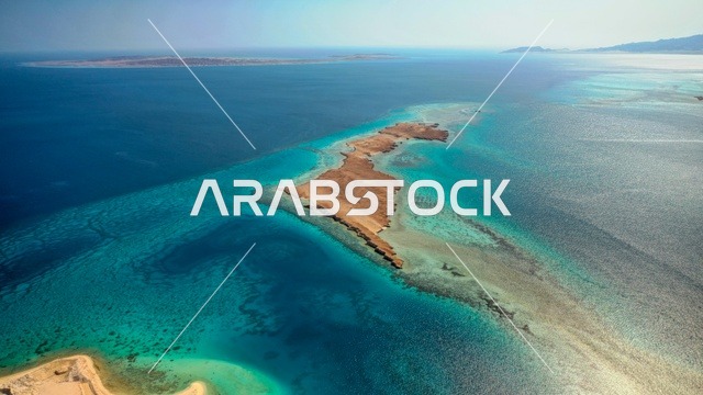 أنشطة صيفية ترفيهية، التصميم العصري لمنتجعات سندالة ومراسي اليخوت،  جذب واستقطاب السياح من انحاء العالم ، مياه البحر الأحمر الفيروزية تحيط بالجزيرة ذات الشواطئ البيضاء، صورة جوية لجزيرة سندالة في مشروع نيوم شمال غرب السعودية، منظ طبيعي يجمع بين الفخامة والهدوء