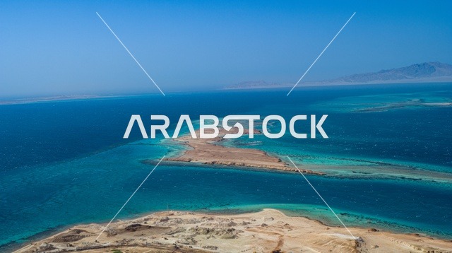 منظر طبيعي يجمع بين الفخامة والهدوء، أنشطة صيفية ترفيهية، التصميم العصري لمنتجعات سندالة ومراسي اليخوت،  جذب واستقطاب السياح من انحاء العالم ، مياه البحر الأحمر الفيروزية تحيط بالجزيرة ذات الشواطئ البيضاء، صورة جوية لجزيرة سندالة في مشروع نيوم شمال غرب السعودية