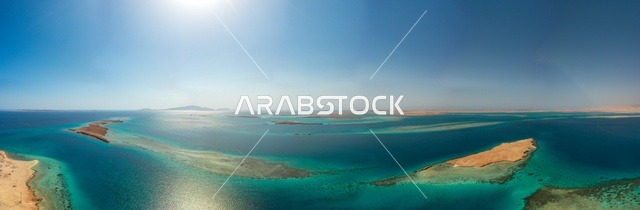 منظر طبيعي يجمع بين الفخامة والهدوء، أنشطة صيفية ترفيهية، التصميم العصري لمنتجعات سندالة ومراسي اليخوت،  جذب واستقطاب السياح من انحاء العالم ، مياه البحر الأحمر الفيروزية تحيط بالجزيرة ذات الشواطئ البيضاء، صورة جوية لجزيرة سندالة في مشروع نيوم شمال غرب السعودية