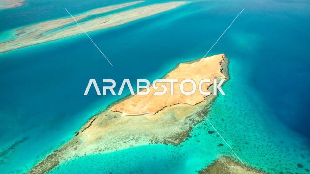 منظر طبيعي يجمع بين الفخامة والهدوء، أنشطة صيفية ترفيهية، التصميم العصري لمنتجعات سندالة ومراسي اليخوت،  جذب واستقطاب السياح من انحاء العالم ، مياه البحر الأحمر الفيروزية تحيط بالجزيرة ذات الشواطئ البيضاء، صورة جوية لجزيرة سندالة في مشروع نيوم شمال غرب السعودية