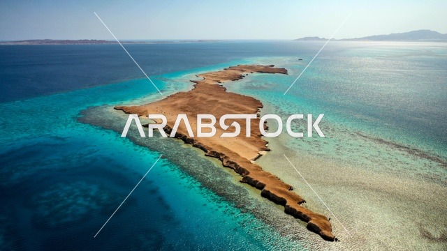 أماكن استقطاب السياح من انحاء العالم ،  طبيعة تجمع بين الفخامة والهدوء، أنشطة صيفية ترفيهية، التصميم العصري لمنتجعات سندالة ومراسي اليخوت، مياه البحر الأحمر الفيروزية تحيط بالجزيرة ذات الشواطئ البيضاء، صورة جوية لجزيرة سندالة في مشروع نيوم شمال غرب السعودية