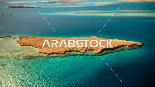 تشكلات وشكل جزيرة مختلف ،  طبيعة تجمع بين الفخامة والهدوء، أنشطة صيفية ترفيهية، التصميم العصري لمنتجعات سندالة ومراسي اليخوت، مياه البحر الأحمر الفيروزية تحيط بالجزيرة ذات الشواطئ البيضاء، صورة جوية لجزيرة سندالة في مشروع نيوم شمال غرب السعودية