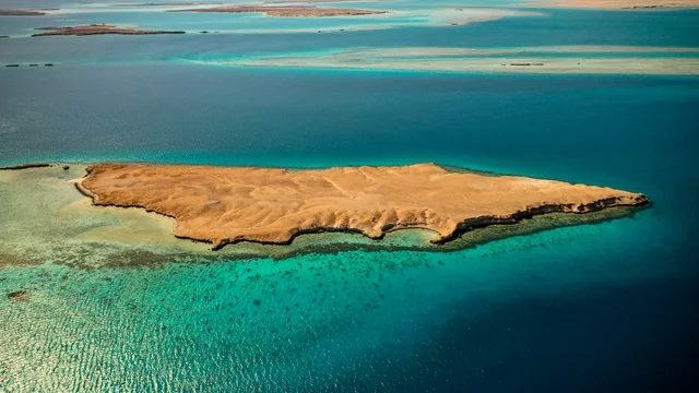 Different shapes and forms of the island, a nature that combines luxury and tranquility, recreational summer activities, the modern design of Sandala resorts and yacht marinas, the turquoise waters of the Red Sea surround the island with its white beaches, an aerial image of Sandala Island in the NEOM project in northwestern Saudi Arabia.