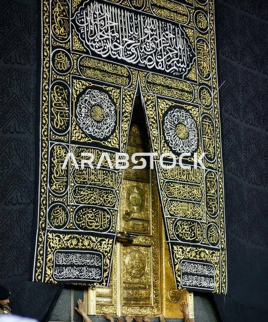 الستارة الحريرية السوداء لباب الكعبة المنقوشة بآيات من القرآن الكريم، عرض لكسوة الكعبة المطرزة بخيوط ذهبية وفضية، التعرف على ثقافة وتاريخ الأراضي المقدسة، الاماكن الإسلامية في جدة بالمملكة العربية السعودية, التحف والمقتنيات الدينية الأثرية المميزة