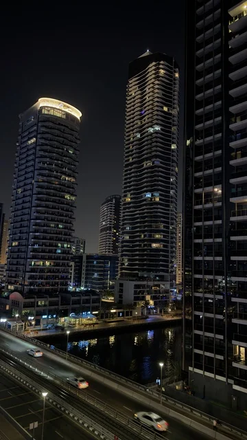 المباني والمنشآت التجارية في الامارات العربية المتحدة, النمو والتطور العمراني لأبراج الإمارات المضيئة ليلاً،  الفن الهندسي المعماري على الطراز الحديث للأبراج وناطحات السحاب، معالم وأماكن سياحية مشهورة في مدينة دبي، جذب واستقطاب السياح من أنحاء العالم