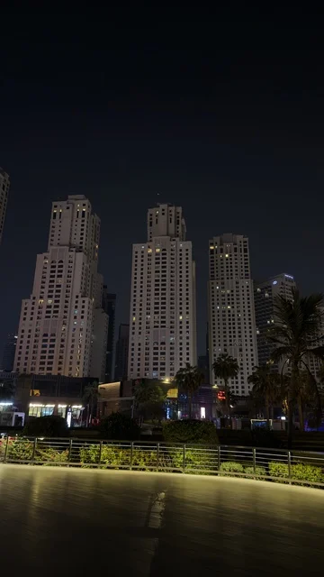 النمو والتطور العمراني لأبراج الإمارات المضيئة ليلاً،  المباني والمنشآت التجارية في الامارات العربية المتحدة, الفن الهندسي المعماري على الطراز الحديث للأبراج وناطحات السحاب، معالم وأماكن سياحية مشهورة في مدينة دبي، جذب واستقطاب السياح من أنحاء العالم