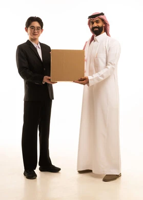 عملية شراء الكترونية، خدمة التوصيل السريع، بورتريه لرجل عربى خليجى سعودى يرتدى الثوب التقليدى و الشماغ يقوم باستلام طرد, مندوب اسيوى يقوم بتسليم صندوق مشتريات، مفهوم التسوق الالكتروني والطلبات أونلاين، خلفية بيضاء