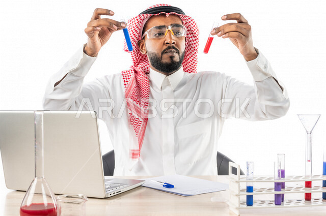 بورتريه لرجل خليجي سعودي ، بالزي السعودي التقليدي ، إستخدام جهاز الحاسوب المحمول، إستخدام انابيب الاختبار لإجراء التجارب، إجراء تجارب وتفاعلات كيميائية في المختبر، تجارب وأبحاث علمية، دراسات وتحاليل، خلفية بيضاء، مختبر ومعمل الكيمياء، البحث والتطوير