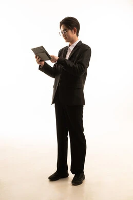 بورتريه لرجل اسيوى يرتدي البدلة الرسمية يحمل التابلت يتصفح الانترنت, التسوق الإلكتروني السريع والآمن، العمل عن بعد، صورة للجسم بالطول الكامل, خلفية بيضاء