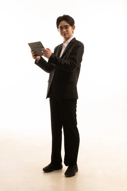 استخدام جهاز تقني حديث متطور، بورتريه لرجل اسيوى يرتدي البدلة الرسمية يحمل التابلت ينظر الى الكاميرا, التواصل مع الأهل والأصدقاء، صورة للجسم بالطول الكامل, خلفية بيضاء