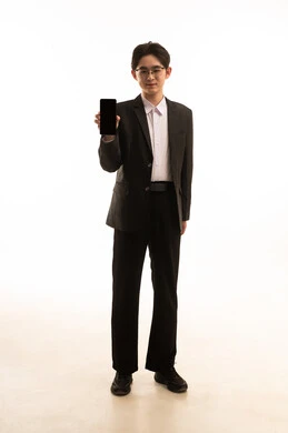 عرض شاشة سوداء عبر الهاتف المحمول, استخدام الأجهزة التقنية المتطورة, بورتريه لرجل اسيوى يرتدي البدلة الرسمية يمسك الجوال, صورة للجسم بالطول الكامل, خلفية بيضاء