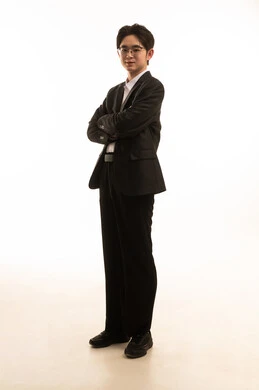 الوقوف بأيدى متقاطعة، الاهتمام والأناقه في المظهر الخارجي، النظر الى شىء ما، بورتريه لرجل اسيوى يرتدي البدلة الرسمية يقف بأستقامة، الجسم بالطول الكامل، خلفية بيضاء