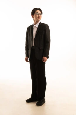 الاهتمام والأناقه في المظهر الخارجي، النظر الى شىء ما، بورتريه لرجل اسيوى يرتدي البدلة الرسمية يقف بأستقامة، الجسم بالطول الكامل، خلفية بيضاء الاهتمام والأناقه في المظهر الخارجي، النظر الى شىء ما، بورتريه لرجل اسيوى يرتدي البدلة الرسمية يقف بأستقامة، الجسم بالطول الكامل، خلفية بيضاء