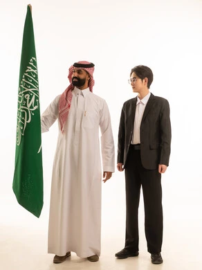 تبادل الثقافة بين البلاد, بورتريه لرجل عربي خليجي سعودى يرتدي الثوب التقليدى والشماغ يحمل علم المملكة بجانب رجل اسيوى يرتدي البدلة الرسمية، إحياء ذكرى اليوم الوطني السعودي 23 سبتمبر، خلفية بيضاء