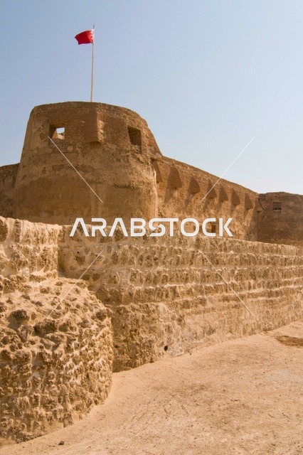 الفن الهندسي المعماري لبناء القلاع والحصون في البحرين, العمارة القديمة التاريخية الأثرية, صورة لمبنى قلعة البحرين (قلعة)، أماكن ومعالم سياحية مشهورة, سارية علم مملكه البحرين على القلعة التراثية