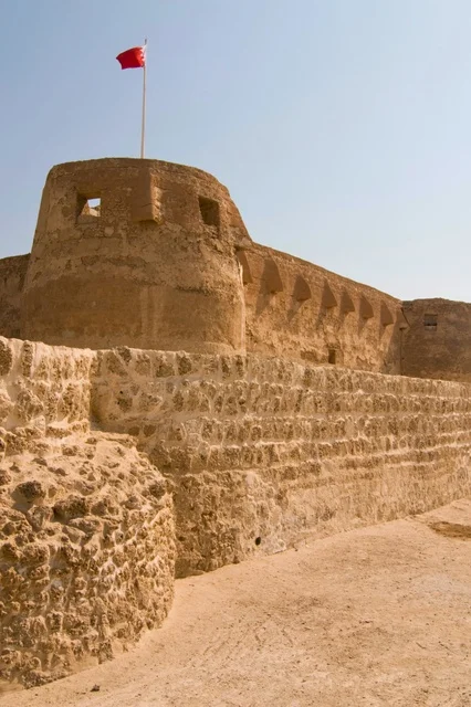 الفن الهندسي المعماري لبناء القلاع والحصون في البحرين, العمارة القديمة التاريخية الأثرية, صورة لمبنى قلعة البحرين (قلعة)، أماكن ومعالم سياحية مشهورة, سارية علم مملكه البحرين على القلعة التراثية