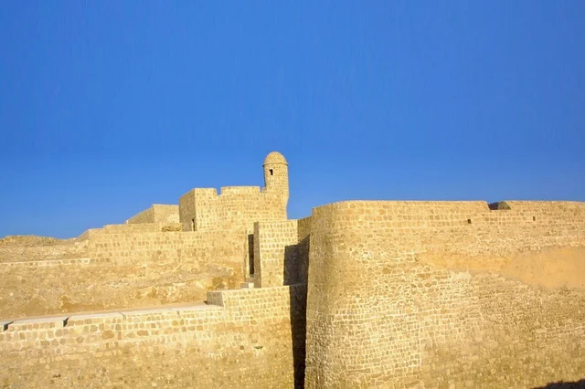 العمارة القديمة التاريخية الأثرية, الفن الهندسي المعماري لبناء القلاع والحصون في البحرين,صورة لمبنى قلعة البحرين (قصر البرتغال)، أماكن ومعالم سياحية مشهورة ،معلم تاريخي في ضاحية سيف بالمنامة