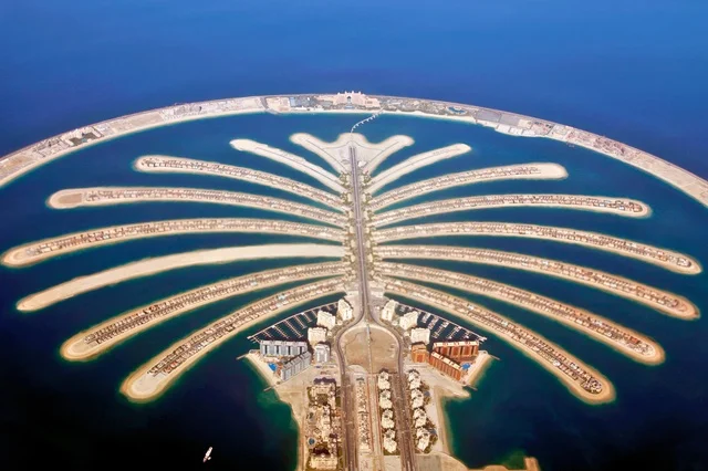 النمو والتقدم العمراني في الامارات العربية المتحدة، الأماكن والمعالم السياحية المشهورة، منظر نخلة الجميرا المطلة على البحر في مدينة دبي، مناطق جذب واستقطاب الزوار من جميع أنحاء العالم