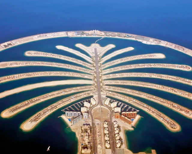 Attractions and areas that draw visitors from all over the world, the growth and urban development in the United Arab Emirates, famous places and tourist landmarks, the view of Palm Jumeirah overlooking the sea in Dubai.