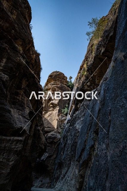 التكوينات الصخرية في وادي لجب بجازان في المملكة العربية السعودية، القمم والمرتفعات الصخرية، الاشجار والنباتات الخضراء، معالم جازان الطبيعية، السياحية في السعودية