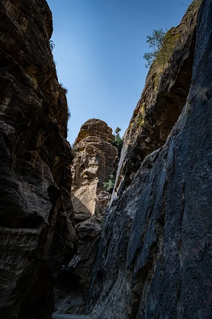 التكوينات الصخرية في وادي لجب بجازان في المملكة العربية السعودية، القمم والمرتفعات الصخرية، الاشجار والنباتات الخضراء، معالم جازان الطبيعية، السياحية في السعودية