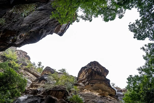 التكوينات الصخرية في وادي لجب بجازان في المملكة العربية السعودية، القمم والمرتفعات الصخرية، الاشجار والنباتات الخضراء، معالم جازان الطبيعية، السياحية في السعودية