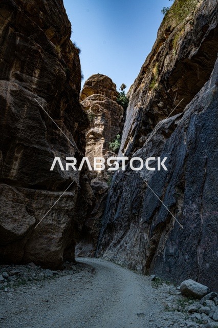 القمم والمرتفعات الصخرية،التكوينات الصخرية في وادي لجب بجازان في المملكة العربية السعودية،  الاشجار والنباتات الخضراء، معالم جازان الطبيعية، السياحية في السعودية